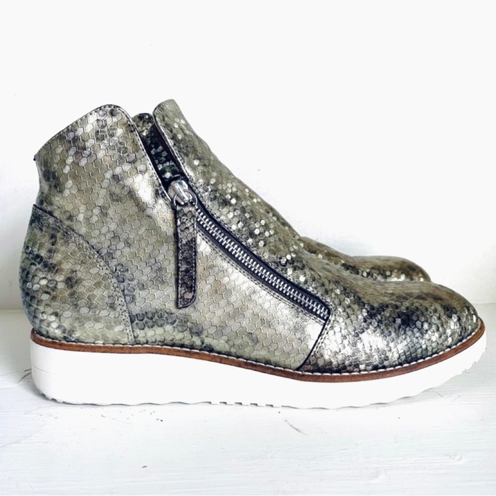 Silent D OHMY Modern Platform Wedge Bootie Sneaker Antique Gold Honeycomb Sz 41